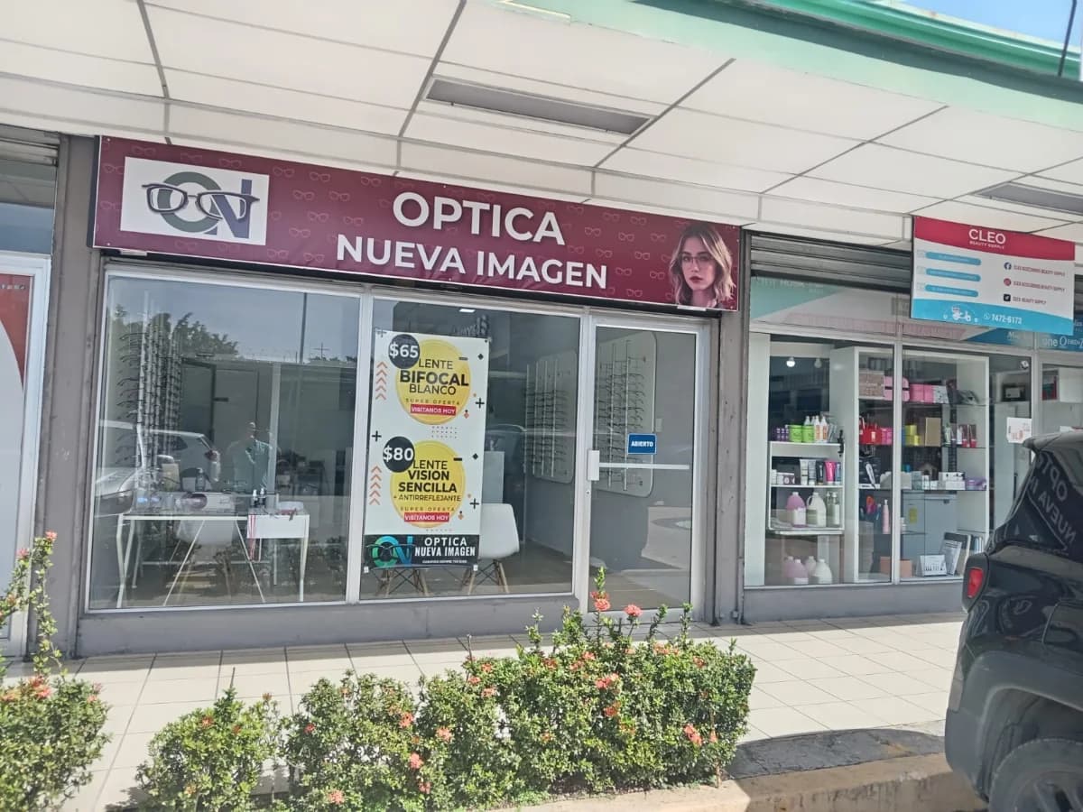 Local de Óptica Nueva Imagen en Plaza Palmeras, Lourdes, Colón